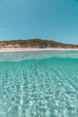 Téléchargez les photos : Un beau paysage d'eau claire face à la plage de sable fin par une matinée ensoleillée - en image libre de droit