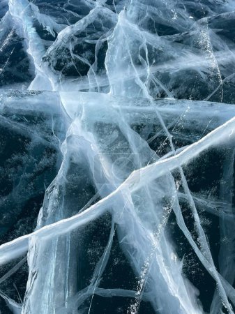 Téléchargez les photos : Un plan vertical du lac gelé Baïkal à la lumière du jour - parfait pour les fonds d'écran - en image libre de droit