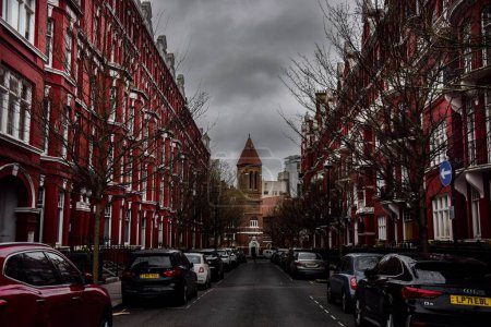Téléchargez les photos : Un gros plan de voitures garées près des bâtiments modernes à Londres, Royaume-Uni - en image libre de droit