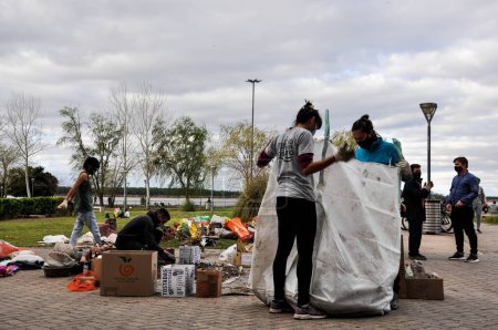 Téléchargez les photos : Un plan de personnes triant les ordures de la rivière Parana à Rosario, Argentine - en image libre de droit