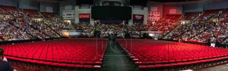 Foto de Un plano panorámico de personas y sillas rojas vacías en el salón del evento de graduación UMass en Amherst MA, EE.UU. - Imagen libre de derechos