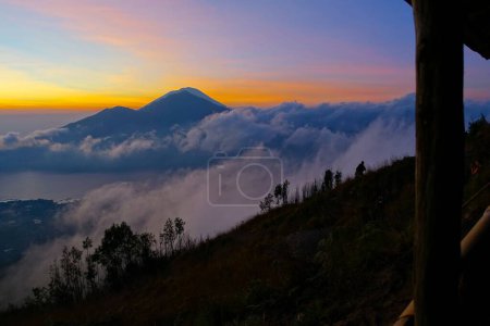 Téléchargez les photos : Un beau lever de soleil sur la montagne couverte de nuages - en image libre de droit