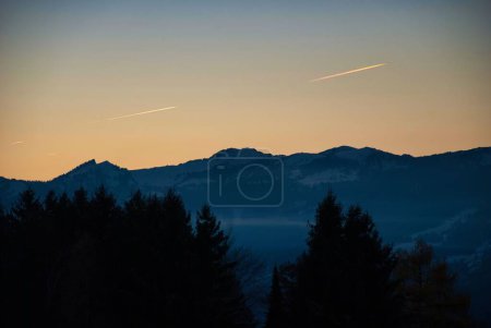 Téléchargez les photos : Une belle silhouette de montagnes au crépuscule - en image libre de droit