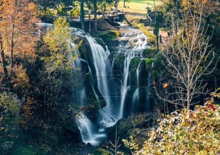 Téléchargez les photos : Un paysage d'automne avec une cascade longue exposition dans le village de Rastoke, Croatie - en image libre de droit