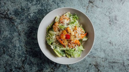 Téléchargez les photos : Une vue de dessus de la délicieuse salade Cesar sur la table - en image libre de droit