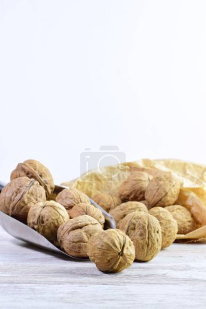 Téléchargez les photos : Un gros plan de noix très saine sur une table en bois - en image libre de droit