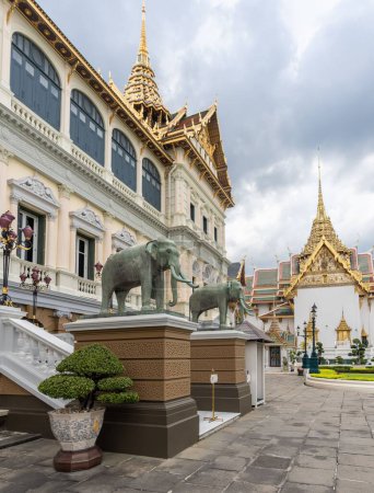 Foto de Dos estatuas de elefante en la escalera del Grand Palace Complex en Bangkok, Tailandia - Imagen libre de derechos