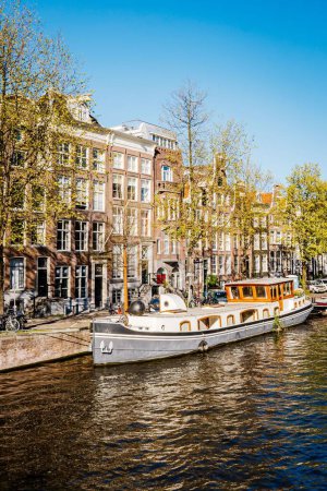 Foto de Un primer plano vertical de un yate en el canal de Amsterdam - Imagen libre de derechos