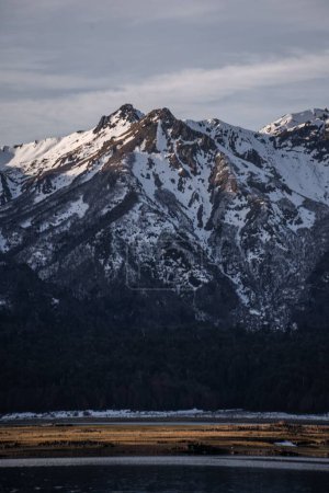 Foto de Un disparo vertical de la montaña nevada en las tierras altas - Imagen libre de derechos