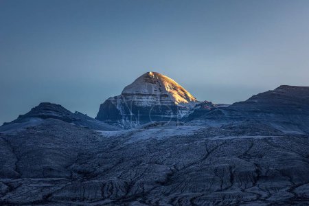 Téléchargez les photos : Le lever du soleil du mont Kailash dans le comté de Taqin, préfecture d'Ali, Tibet, Chine - en image libre de droit