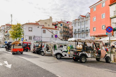 Foto de Varios tuk tuk vehículos turísticos en la ciudad de Lisboa - Imagen libre de derechos