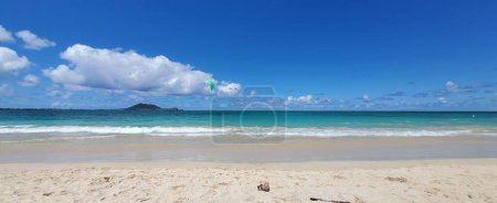 Téléchargez les photos : La vue sur la plage d'Hawaï clair fond de ciel ensoleillé - en image libre de droit