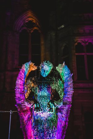 Téléchargez les photos : Une belle vue de la sculpture d'ange couteau couvert de lumière colorée dans Barrow-in-Furness - en image libre de droit