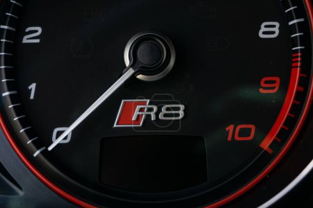 Foto de Un primer plano del tacómetro Audi R8, logotipo R8, vista recortada - Imagen libre de derechos