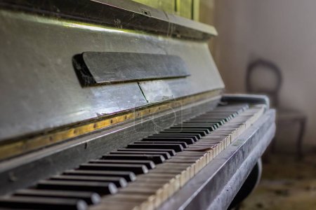 Téléchargez les photos : Plan rapproché d'un vieux PIANO dans un lieu abandonné et perdu - en image libre de droit