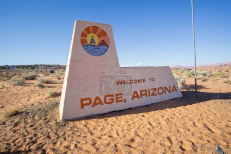 Téléchargez les photos : Le grand accueil à Page, Arizona signe sur un désert ensoleillé - en image libre de droit