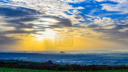 Téléchargez les photos : Vue sur la ville de Sangerhausen après le lever du soleil dans le brouillard - en image libre de droit