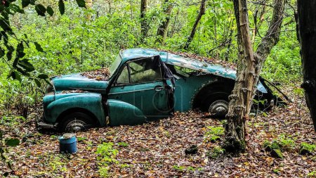 Téléchargez les photos : Voyageur morris abandonné laissé à la décomposition dans les bois anglais - en image libre de droit