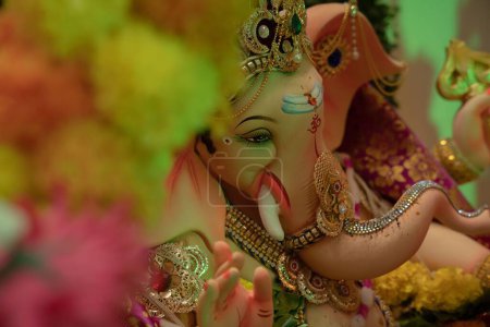Téléchargez les photos : La statue colorée de Ganesha dans le temple - en image libre de droit