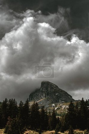 Téléchargez les photos : Un paysage vertical de la colline rocheuse San Bernardino recouvert de nuages sombres - en image libre de droit