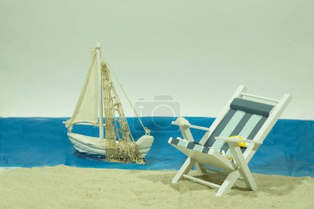 Téléchargez les photos : Petites figurines miniatures de chaise de plage et un bateau - en image libre de droit