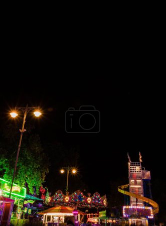 Foto de Una luz de la calle por la noche en la feria anual de la calle en Saint Giles, Oxford, y la multitud de personas deambulando - Imagen libre de derechos