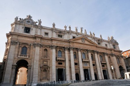 Foto de Fachada exterior de la Basílica de San Pedro con columnas y frontón en el Vaticano - Imagen libre de derechos