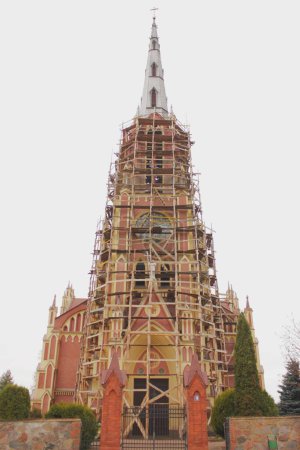 Téléchargez les photos : Eglise de la Sainte Trinité à Gierviaty sous une reconstruction dans une journée nuageuse - en image libre de droit