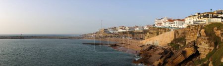 Foto de Paisaje panorámico de la costa ribereña del pueblo de Ericeira, Portugal - Imagen libre de derechos