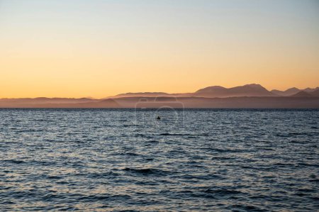 Téléchargez les photos : Paysage tranquille du lac de Garde au coucher du soleil, Italie - en image libre de droit