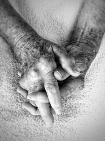 Foto de Un disparo vertical de manos de una mujer anciana. Blanco y negro - Imagen libre de derechos