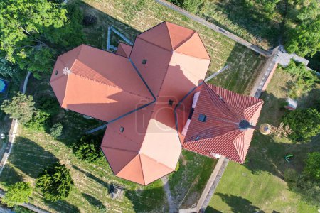 Téléchargez les photos : Vue aérienne panoramique de l'église sur la colline Sainte-Sadska, région de Nymburk, République tchèque - en image libre de droit