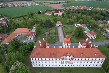 Téléchargez les photos : Vue aérienne du vieux château historique de Mnichovo Hradiste en Europe centrale, République tchèque - en image libre de droit