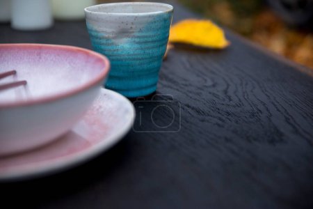 Téléchargez les photos : Un gros plan de détails de poterie sur une table en bois noir - en image libre de droit