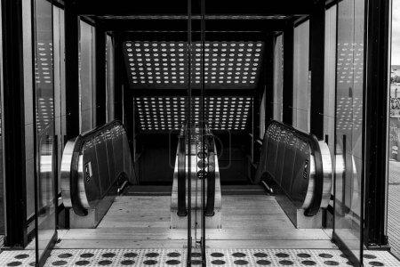 Foto de Una toma a escala de grises de la entrada al Metro de Copenhague en Dinamarca - Imagen libre de derechos