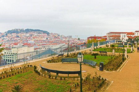 Téléchargez les photos : Point de vue de Sao Pedro de Alcantara avec vue sur la ville de Lisbonne, Portugal - en image libre de droit