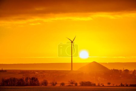 Foto de Salida del sol con vistas a turbinas eólicas y montones mineros desde las minas de cobre en el sur de las montañas Harz - Imagen libre de derechos