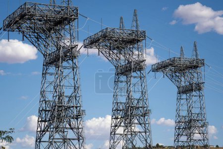 Foto de Las altas líneas eléctricas en Glen Canyon Powerplant en Page, Arizona - Imagen libre de derechos