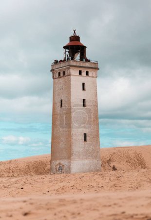 Téléchargez les photos : Vue verticale du phare Rubjerg Knude sur les dunes de sable de Lokken, Danemark - en image libre de droit