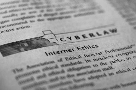 Téléchargez les photos : Un gros plan d'un manuel de droit avec un chapitre sur l'éthique d'Internet et la cyberloi en bref - en image libre de droit