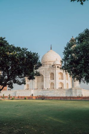 Téléchargez les photos : Une vue extérieure du Taj Mahal entre les arbres à Agra, en Inde - en image libre de droit