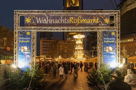 Téléchargez les photos : L'entrée du marché de Noël "Rossmarkt" avec la pyramide de Noël en arrière-plan à Francfort, Allemagne - en image libre de droit