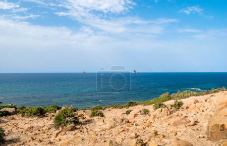 Téléchargez les photos : Un beau cliché d'un littoral rocheux ensoleillé lors d'une journée d'été à Kef Abbed, Tunisie - en image libre de droit