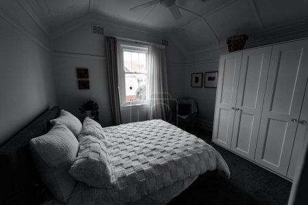 Téléchargez les photos : La vue de la lumière du soleil illuminant une chambre à coucher blanche - en image libre de droit