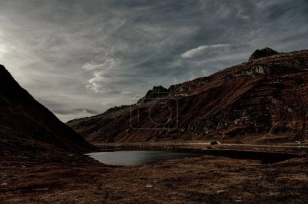 Téléchargez les photos : Un paysage fascinant d'un lac dans les montagnes rocheuses par une journée nuageuse sombre - en image libre de droit