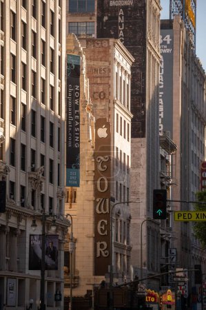 Téléchargez les photos : Un angle bas de l'Apple Tower Theatre dans la rue du centre-ville de Los Angeles, plan vertical - en image libre de droit