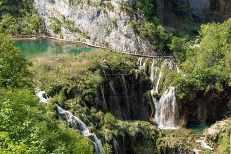Foto de Un hermoso paisaje de cascadas con vegetación en el Parque Nacional de los Lagos Plitvice - Imagen libre de derechos