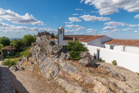 Téléchargez les photos : Les bâtiments de la ville avec le château de Marvao en arrière-plan. Portalegre, Portugal. - en image libre de droit