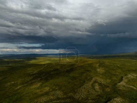 Téléchargez les photos : Un paysage naturel sous un ciel nuageux - en image libre de droit