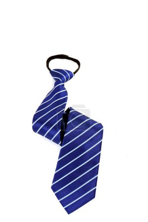 Téléchargez les photos : Plan vertical d'une cravate en polyester rayé bleu isolé sur fond blanc. - en image libre de droit
